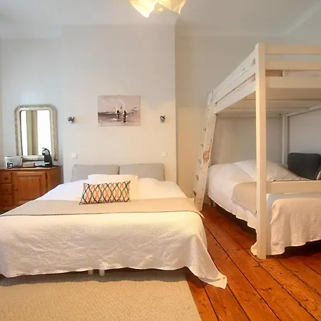 -- La Main à La Pâte --