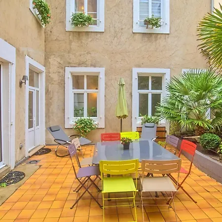 Bed & Breakfast -- La Main A La Pate --