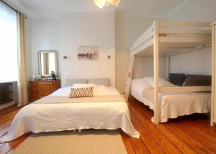 -- La Main à La Pâte --