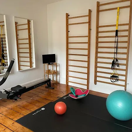 -- La Main A La Pate -- *