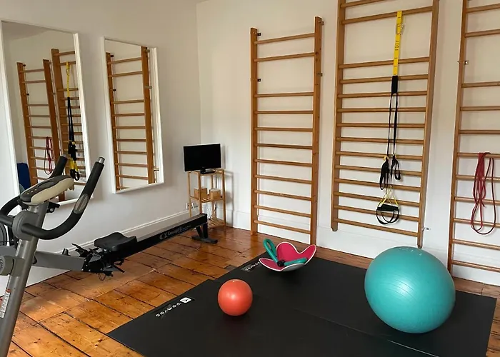 -- La Main A La Pate -- *